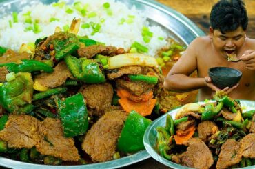 Cooking Green Spicy Chili Paper with Beef Meat Eating in Rianforest Alone So Yummy